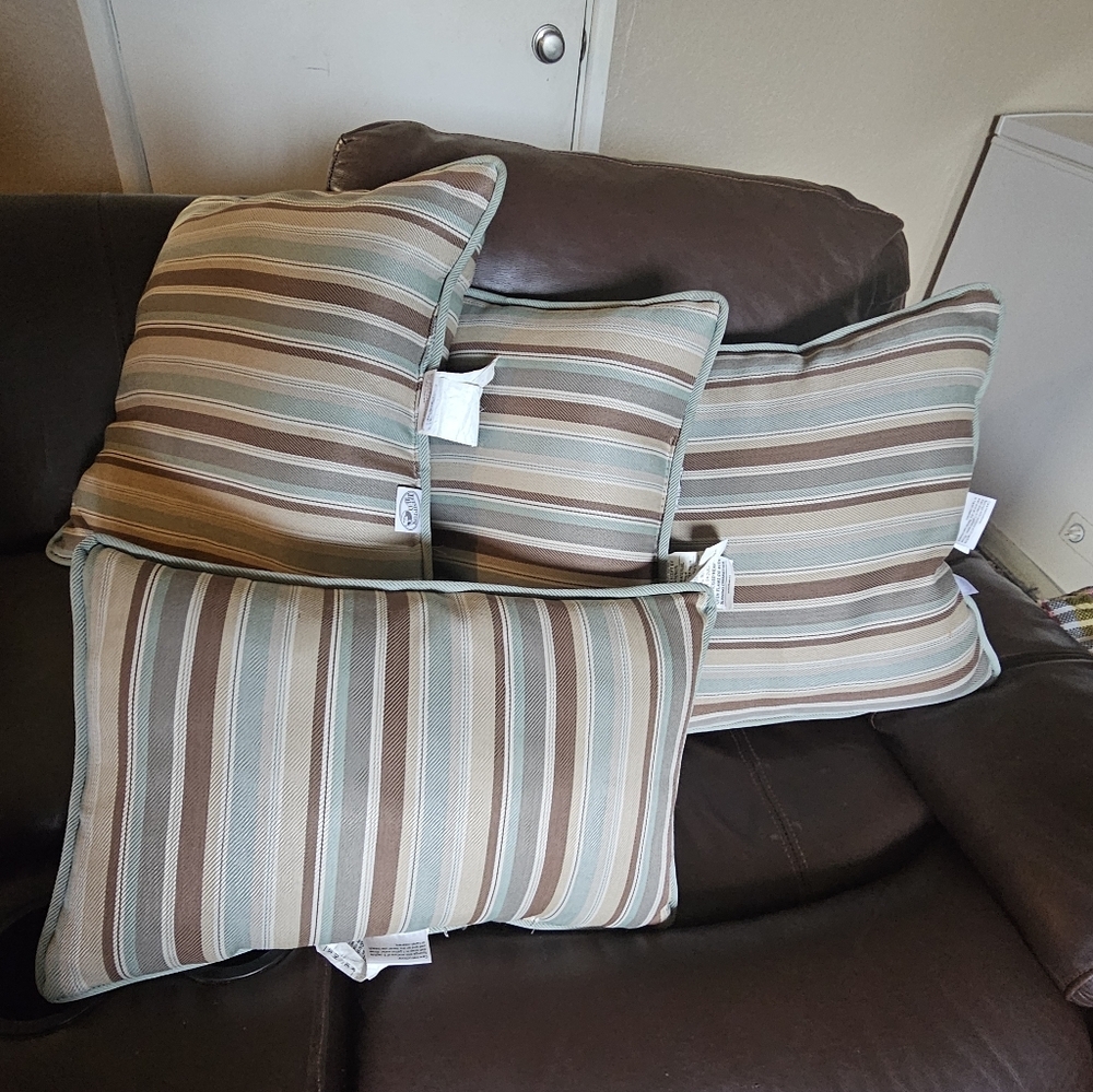 HAMPTON BAY Bay 4 pieces Throw Pillows Set, chocolate brown & Floral Pattern